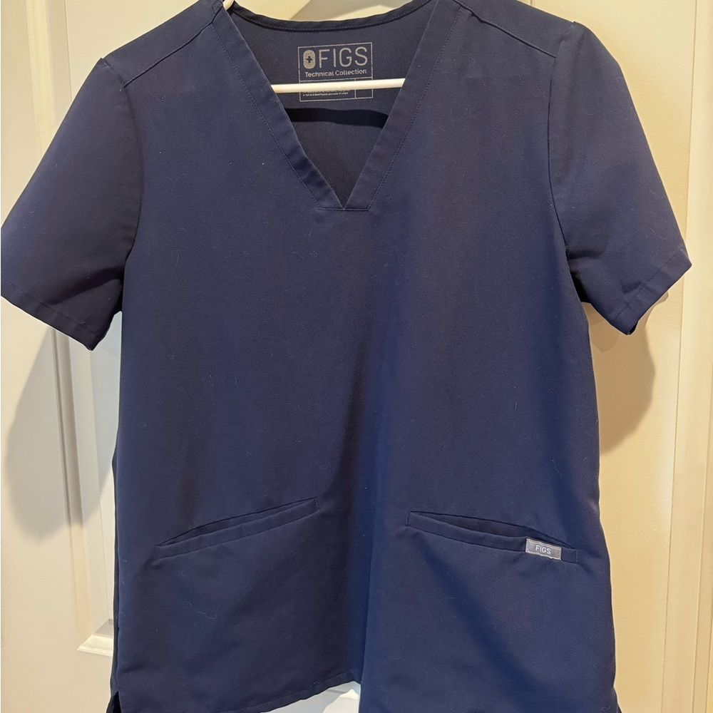 Figs Casma™ Three-Pocket Scrub Top